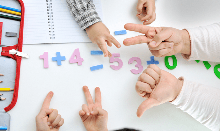 Các bé học toán theo Finger Math.